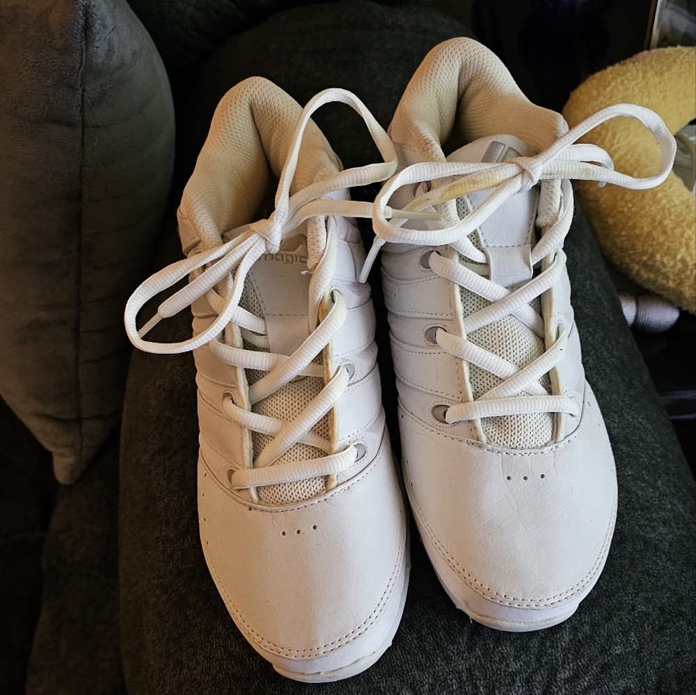 Vintage magic 32 basketball shoes